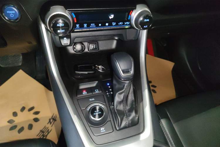 Used Toyota Wildlander 2022 Dual-Motor 2.5L E-CVT 4x4 Luxury PLUS Edition
