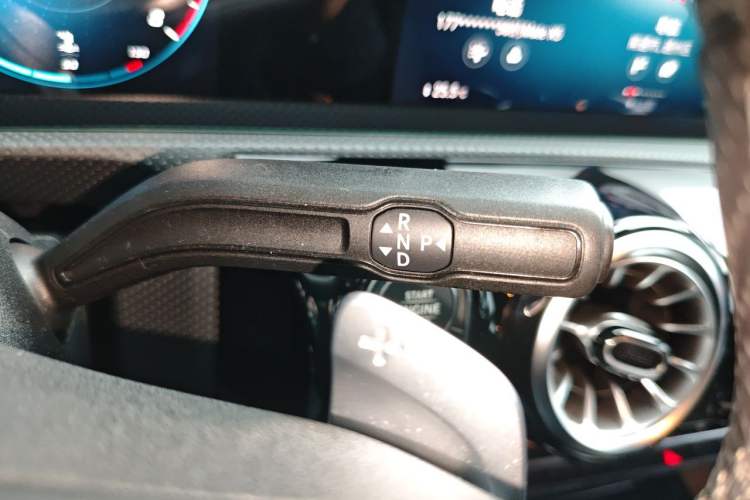 Used Mercedes-Benz A-Class 2022 Revised Version A 200 L Sport Sedan Fashionable Style Gear Lever