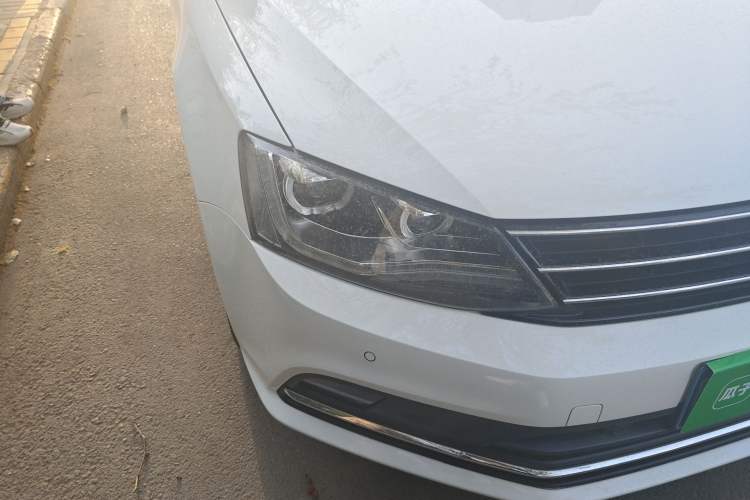 Used Volkswagen Sagitar 2015 230TSI Automatic Luxury Model Right Front Headlight