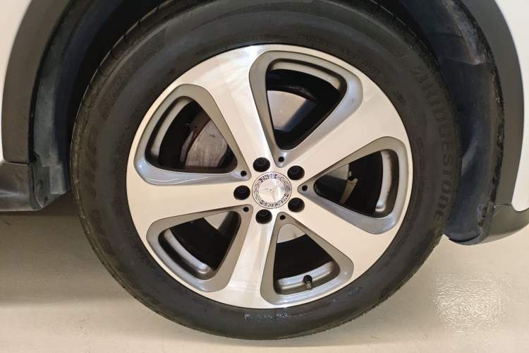 Used Mercedes-Benz GLC 2016 GLC 260 4MATIC Luxury Model Right Front Wheel Hub