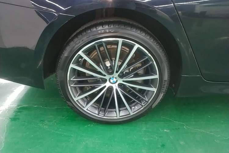 Used BMW 5 Series 2022 Restyled 530Li Leading Edition M Sport Package Right Rear Wheel Hub