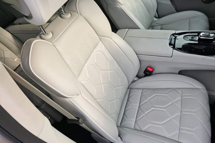 Used Volvo EM90 2025 Ultra Six-Seater