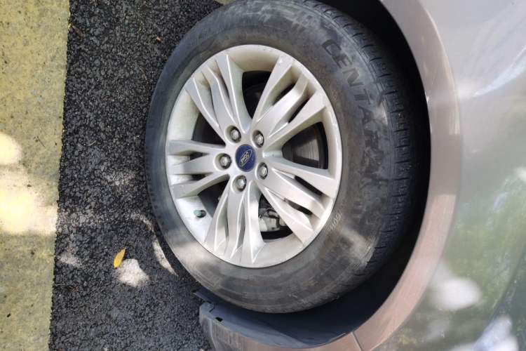 Used Ford Focus 2012 Sedan 1.6L Automatic Comfort Model Right Front Wheel Hub