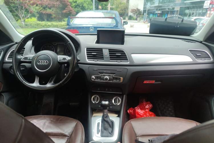 Used Audi Q3 2015 30 TFSI Comfort Model Center Console