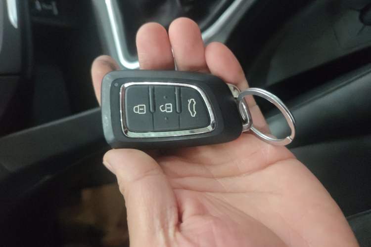 Used Dongfeng Aeolus AX7 2015 2.0L Manual Zhiyi Trim
