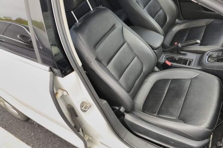 Used Volkswagen Sagitar 2015 1.6L Automatic Comfort Model Right Front Seat