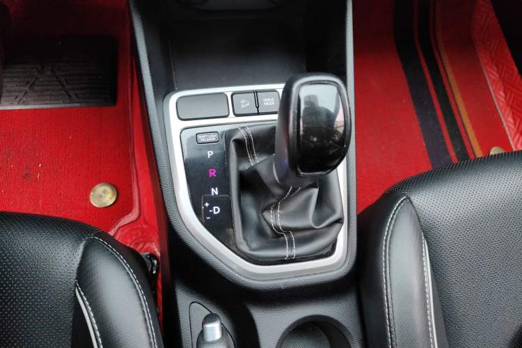 Used Hyundai ix25 2017 1.6L Automatic Smart Version Gear Lever