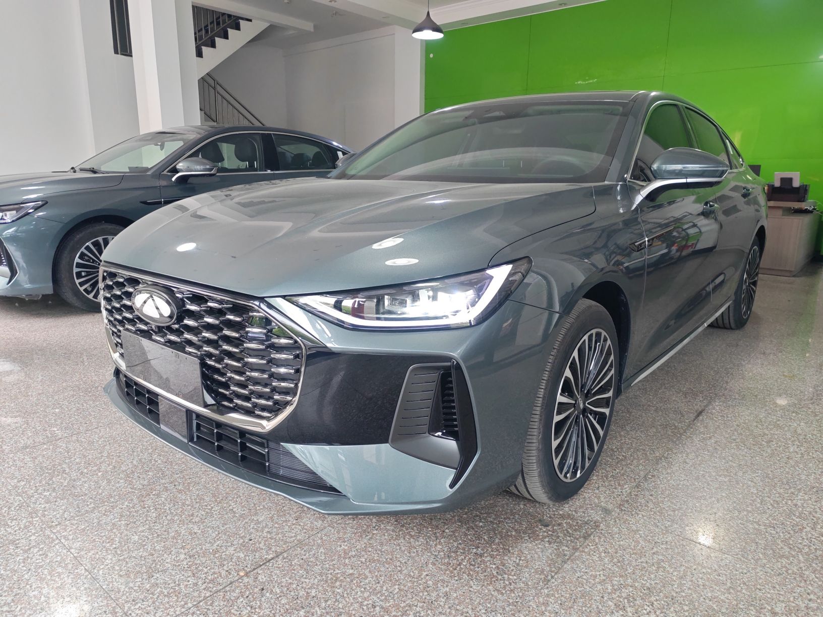 تحت مقدمة السيارة