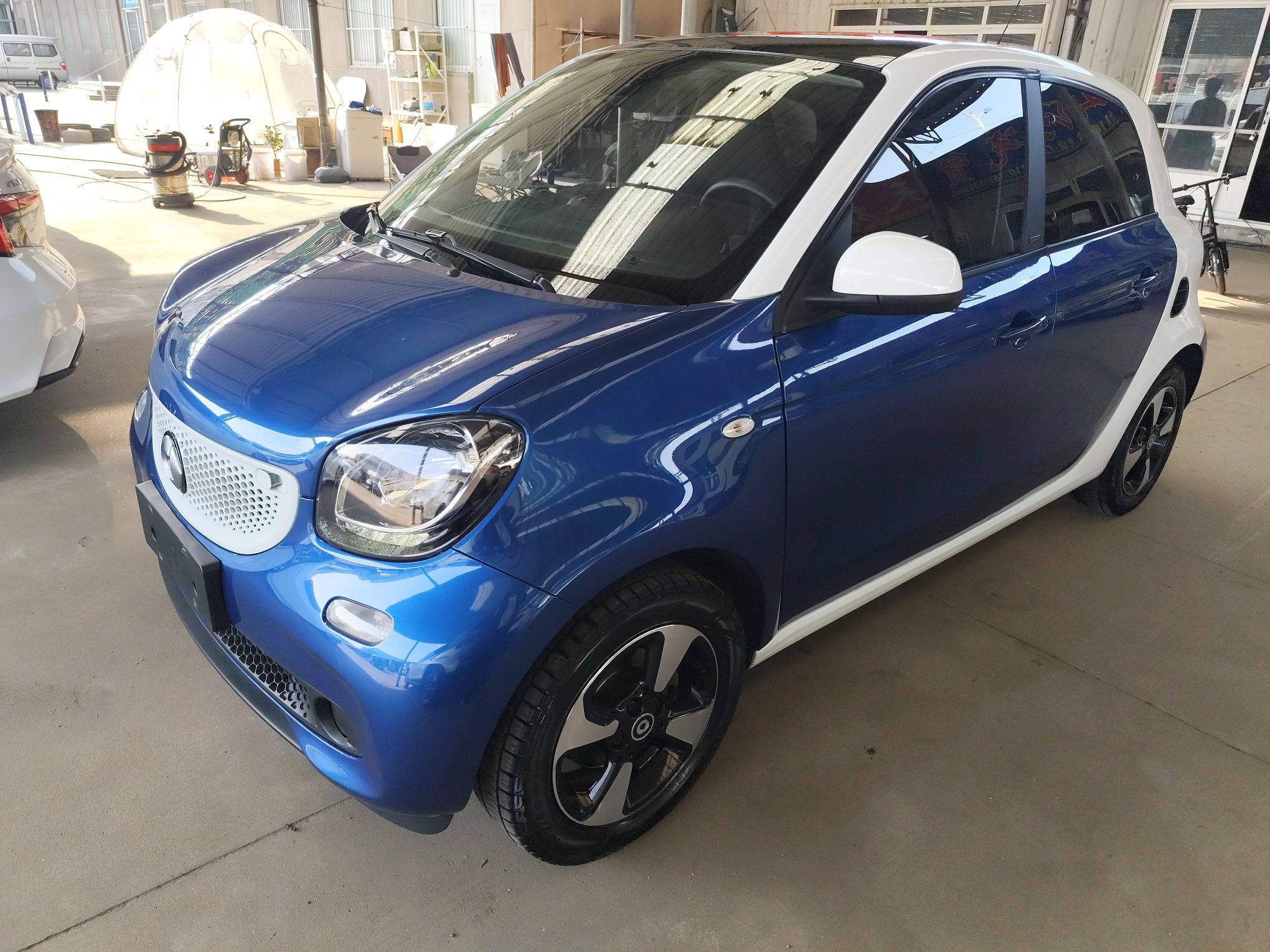 تحت مقدمة السيارة