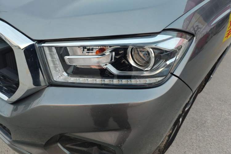 Used SAIC MAXUS T70 2021 2.0T Diesel Automatic Two-Wheel Drive Elite Version with Long Bed and High Ground Clearance