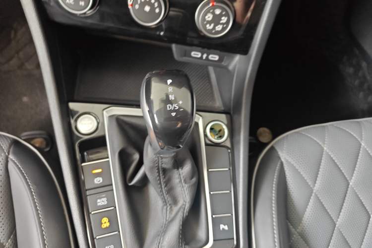 Used Volkswagen Sagitar 2023 300TSI DSG Excellence Edition Gear Lever