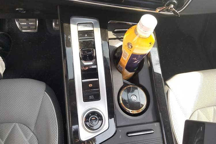 Used Volkswagen Tavendor 2024 380TSI All-Wheel-Drive R-Line Cruise Premium Edition Gear Lever