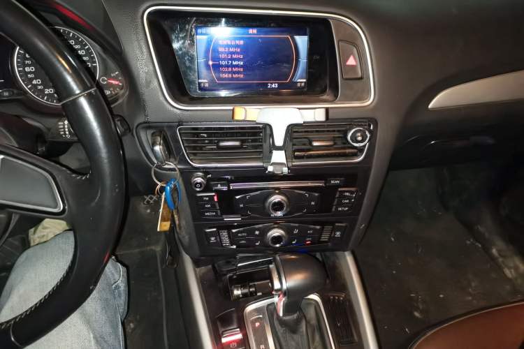 Used Audi Q5 2017 40 TFSI Ambition Edition Audio And AC Panel