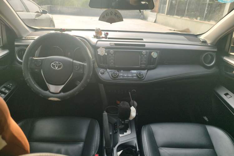 Used Toyota RAV4 2016 2.5L Automatic 4x4 Elite Edition Center Console