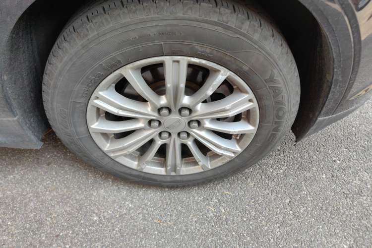 Used Cadillac XT5 2016 25T Tech Edition Right Front Wheel Hub