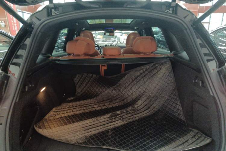 Used Mercedes-Benz GLC 2023 GLC 300 L 4MATIC Dynamic Edition 5-seater Trunk