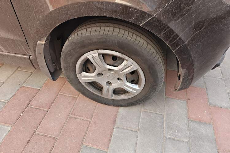 Used Dongfeng Fengon 330 2014 1.5L Manual Utility Version DK15 Right Front Wheel Hub