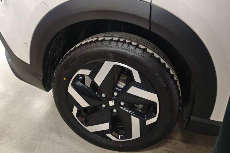 Used Baojun Yunhai 2024 500km Pure Electric Version Right Rear Wheel Hub