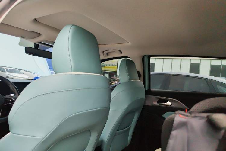 Used Geometry E Firefly 2024 301km Starlight Headliner