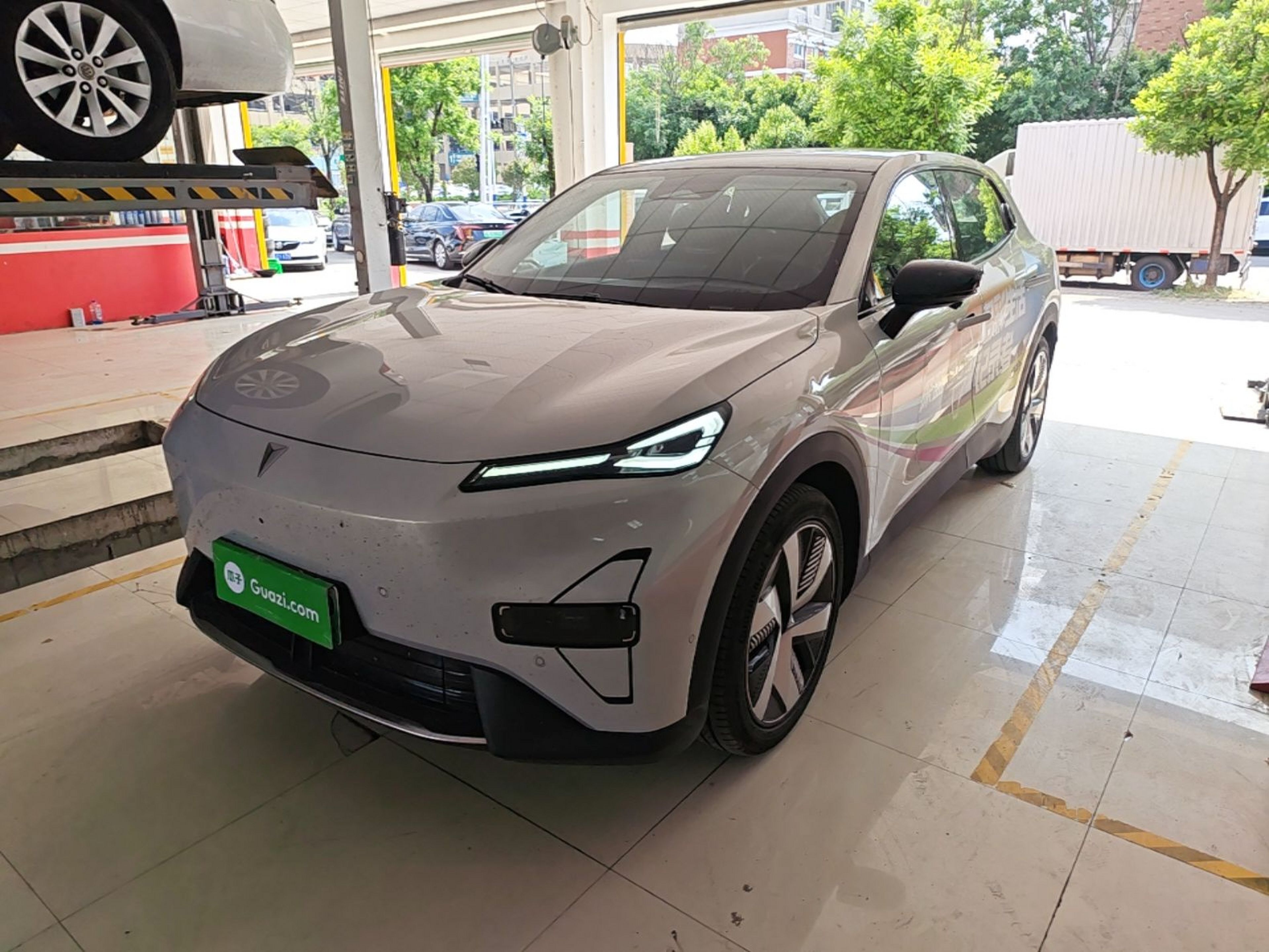 Под передней частью автомобиля