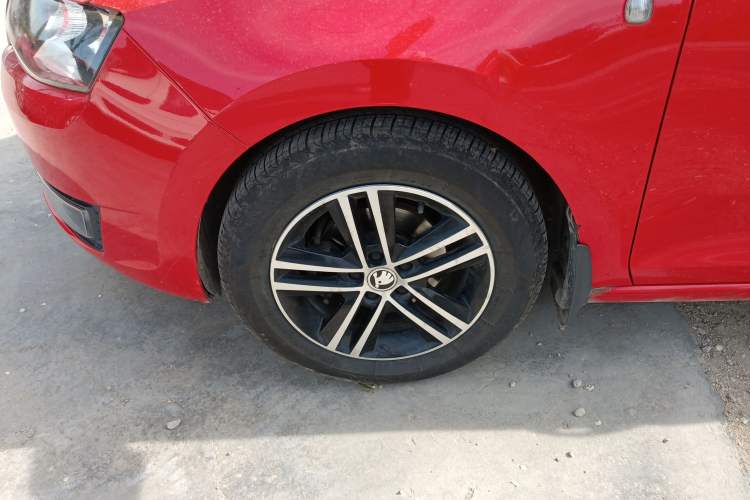 Used Skoda Rapid Spaceback 2014 1.6L Automatic Enjoyment Edition Left Front Wheel Hub