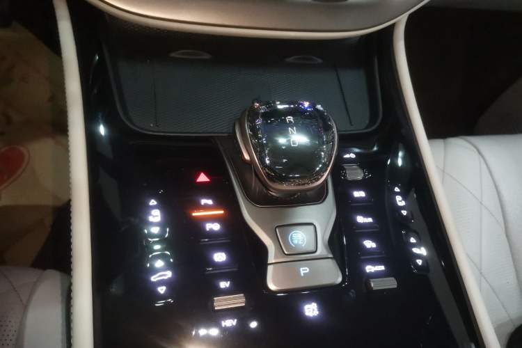 Used Denza D9 2022 DM-i 970 Four-Wheel Drive Flagship Model
