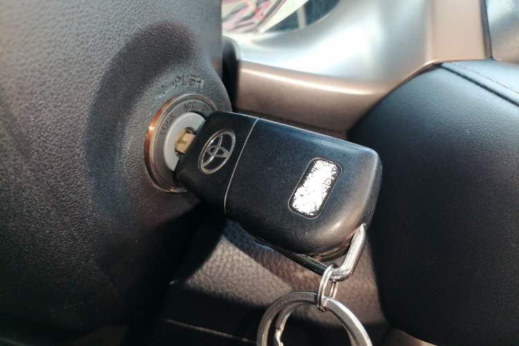 Used Toyota RAV4 2015 2.0L CVT Two-Wheel Drive Fashion Edition Vehicle Key