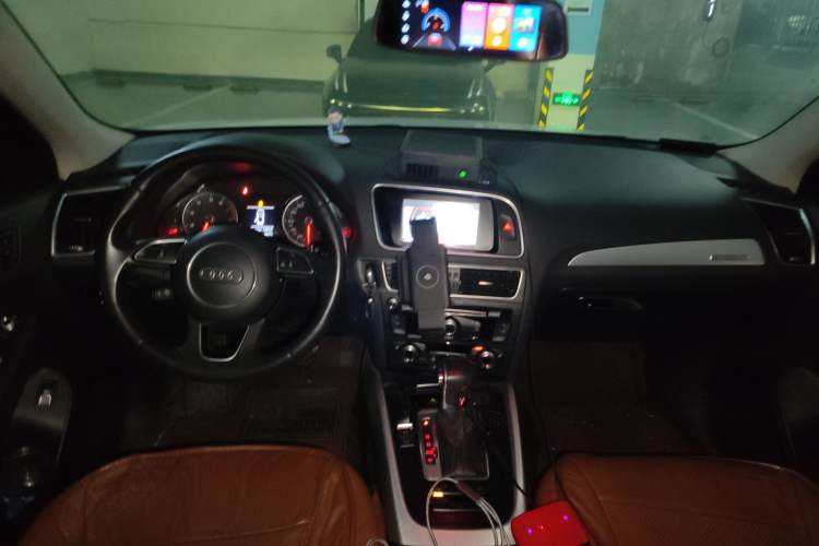 Used Audi Q5 2013 40 TFSI Technology Edition Center Console