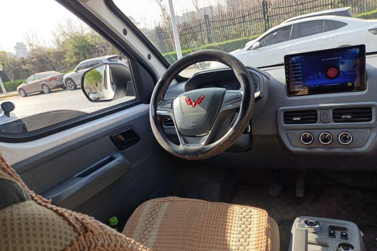 Used Wuling Yangguang 2024 300KM Comfort Version Passenger Van 75kW
