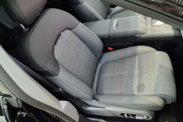 Used Zeekr 7X 2025 100 kWh Long-Range Rear-Wheel Drive with Intelligent Driving Features
