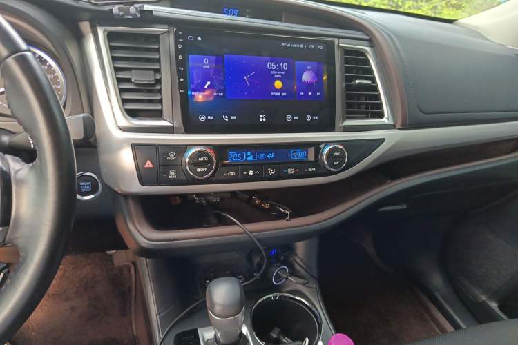 Used Toyota Highlander 2018 2.0T Four-Wheel Drive Luxury Version 7 Seats China VI Standard Audio And AC Panel