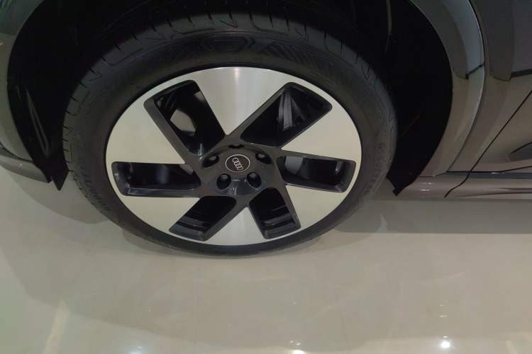 Used Audi Q6L e-tron 2026 First Launch Navigation Edition Left Front Wheel Hub