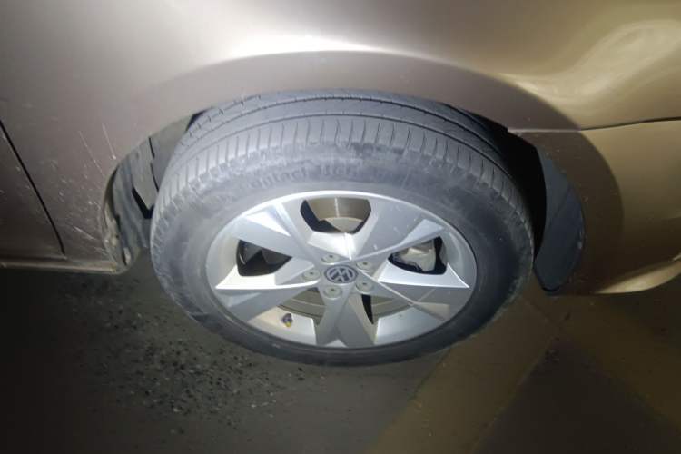 Used Volkswagen Bora 2014 1.6L Automatic Comfort Model Right Front Wheel Hub