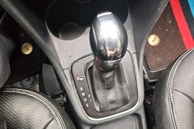 Used Volkswagen Polo 2014 1.6L Automatic Comfort Edition Gear Lever