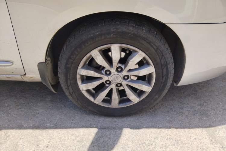 Used Kia Carens 2011 2.0L 7-Seater Automatic Standard Edition Right Front Wheel Hub