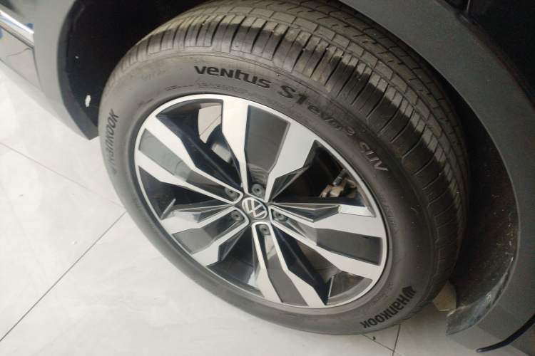 Used Volkswagen Tiguan L 2023 Restyled 330TSI Automatic Two-Wheel Drive R-Line Enhanced Comfort Version