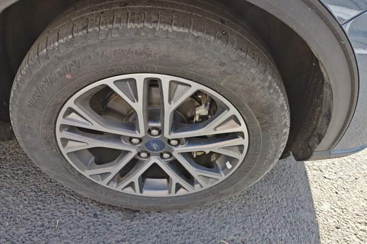 Used Ford Escape 2020 EcoBoost 245 Two-Wheel-Drive Titanium Edition Right Front Wheel Hub