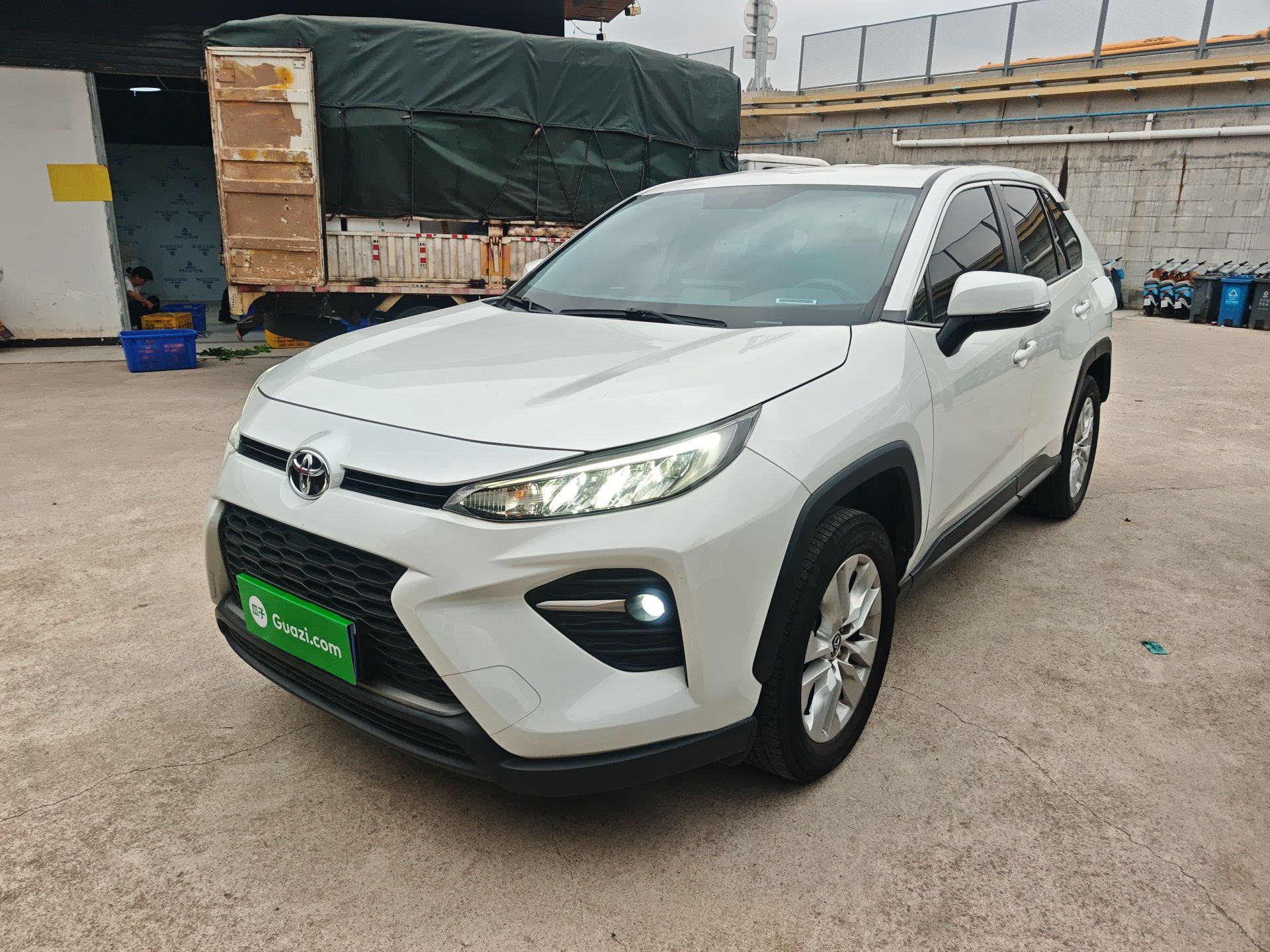 Под передней частью автомобиля