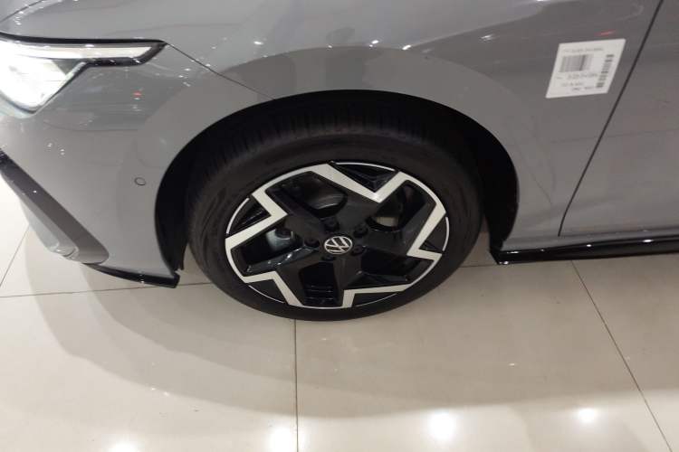 Used Volkswagen Golf 2025 Facelift 300TSI R-Line Left Front Wheel Hub