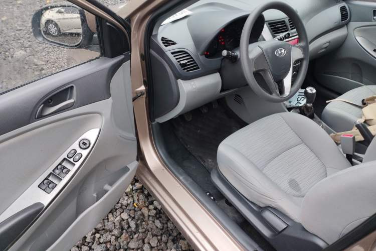 Used Hyundai Verna (older generation) 2014 1.4L Manual Smart GLS Trim Driver Seat