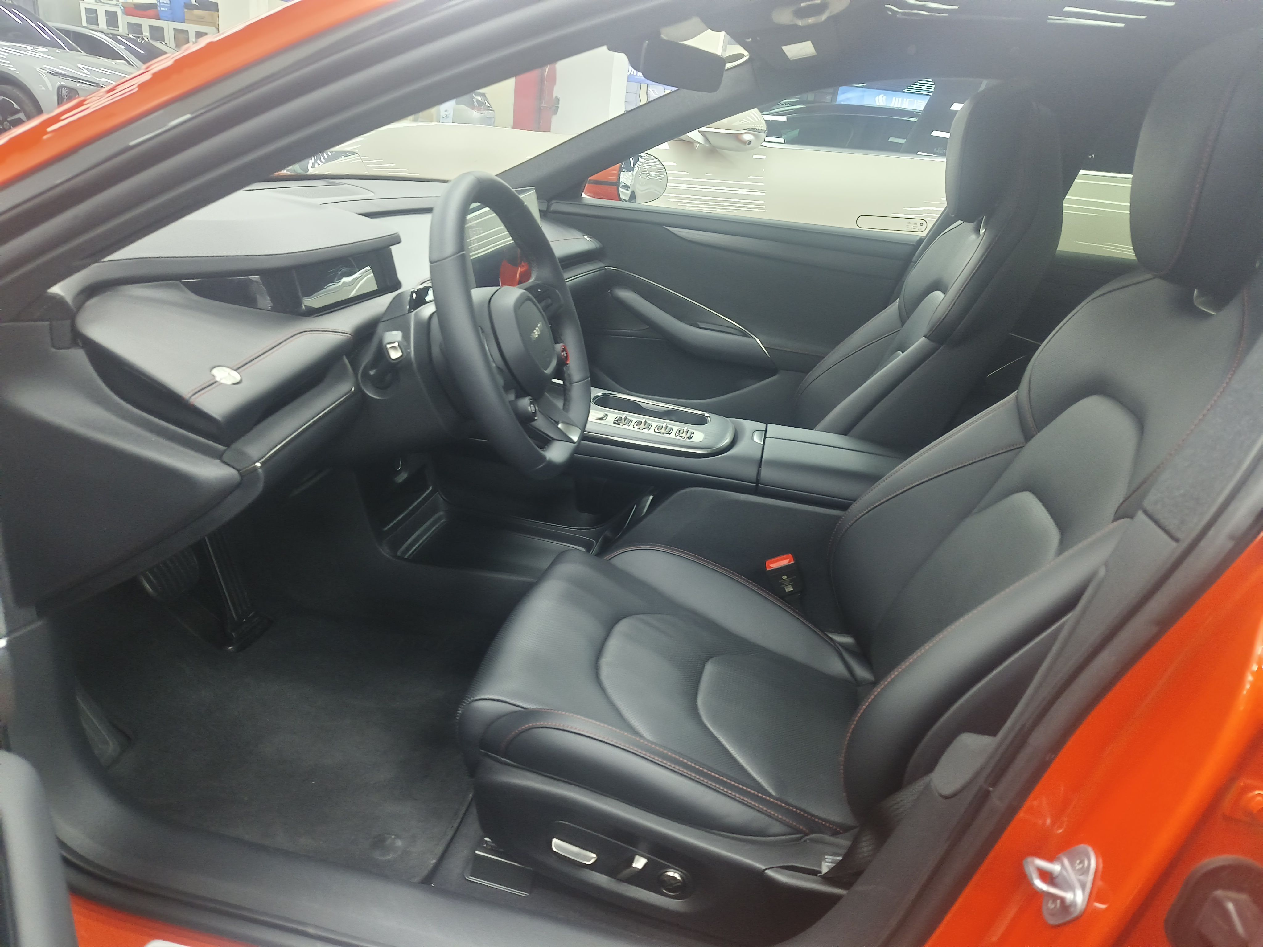 Переднее сиденье в автомобиле