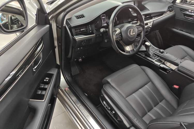 Used Lexus ES 2015 300h Comfort Edition
