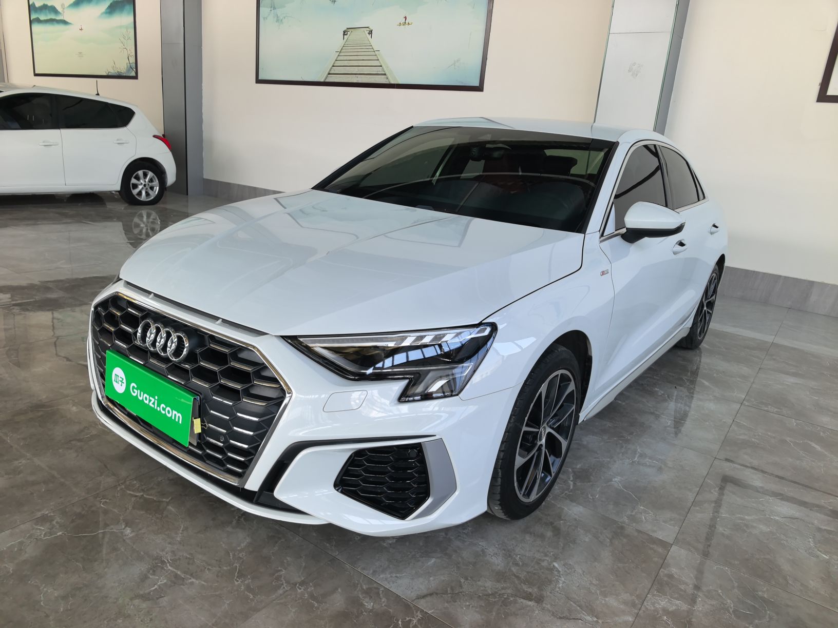 تحت مقدمة السيارة