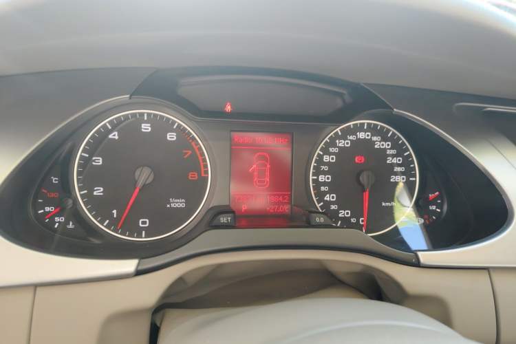 Used Audi A4L 2012 2.0 TFSI automatic Comfort trim level Instrument Cluster