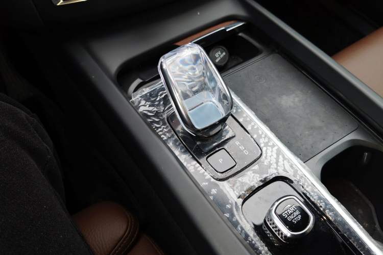 Used Volvo XC60 2024 B5 4x4 Smart Luxury Edition Gear Lever