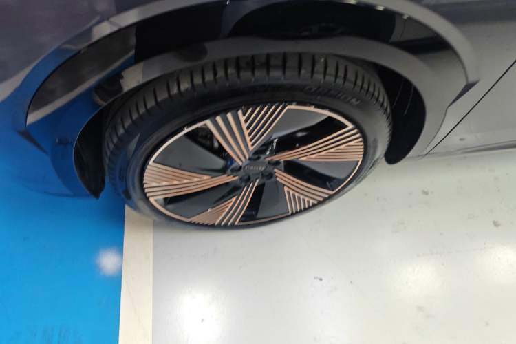 Used Lynk & Co 08 EM-P 2023 220 km Limited-Time Edition
