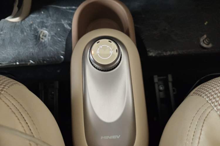Used Wuling Hongguang MINIEV 2025 Four-Door Version Premium Edition Gear Lever