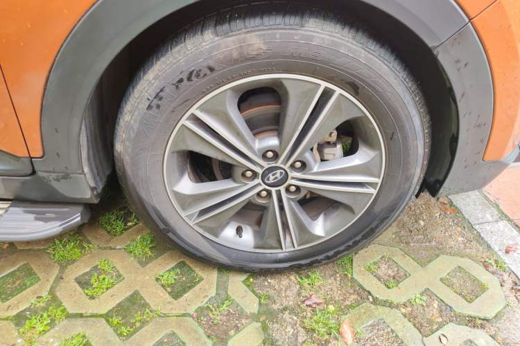 Used Hyundai ix25 2015 1.6L Automatic Two-Wheel-Drive Deluxe DLX Model Right Front Wheel Hub