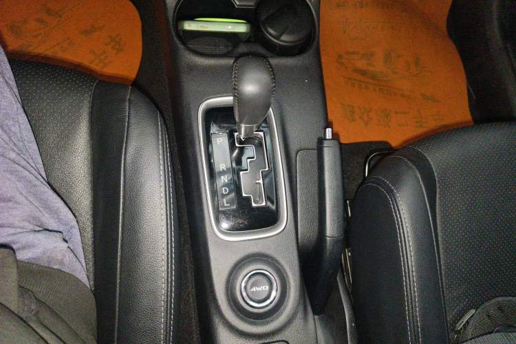 Used Mitsubishi Outlander 2016 2.4L 4x4 Luxury Edition 7-Seater Gear Lever