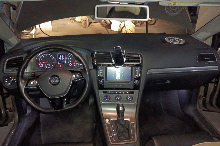 Used Volkswagen Golf 2016 230TSI Automatic Luxury Version
